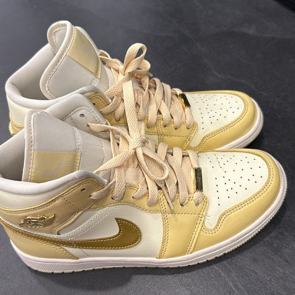 PRACTICALLY NEW AIR JORDAN 1 - Picture 2 of 2